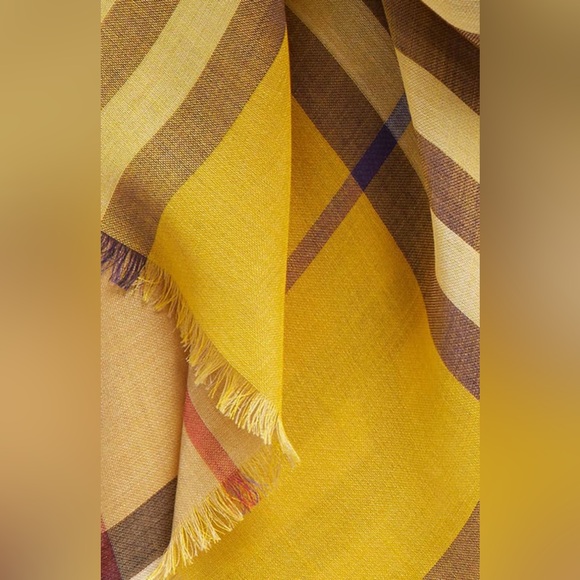 New Burberry Giant Check Wool & Silk Gauze Scarf, Classic Khaki, Archive Beige - Picture 7 of 7